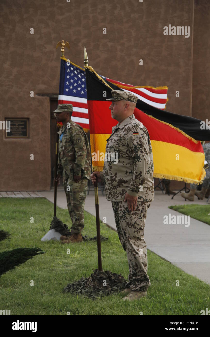 Master Sgt. Willie Henard, hinten, Fort Bliss Sergeant Audie Murphy Club Präsident, und 1 Leutnant Sebastian Schaer, Deutsche Luftwaffe Defense Center, halten Sie die Farben der Nation als ein starker Sturm durch die alten Fort Bliss Replik in Fort Bliss, Texas 9. Juli gefegt. Foto von Abigail Meyer, Fort Bliss Public Affairs Stockfoto