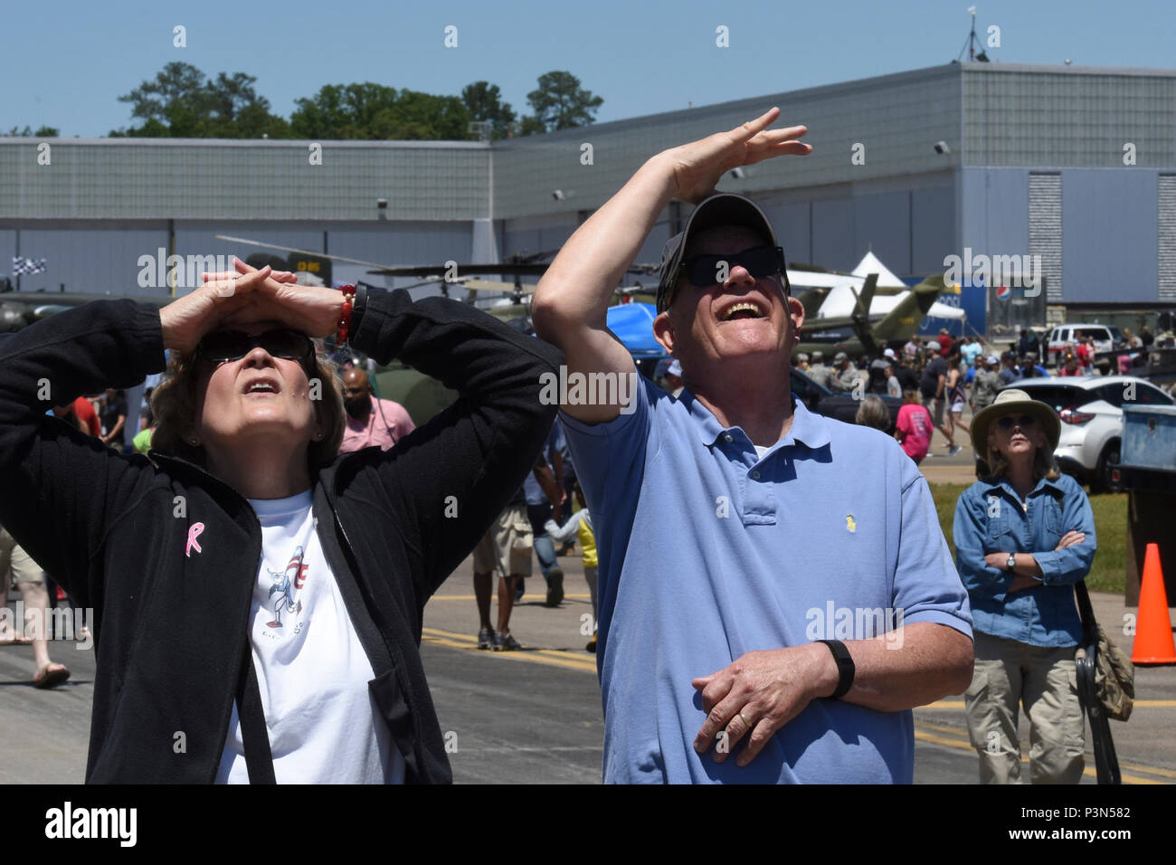 Menschenmassen genießen Sie das South Carolina National Guard in der Luft und am Boden Expo bei McEntire Joint National Guard Base, S.C., 7. Mai 2017. Diese Expo ist eine kombinierte Waffen Demonstration der Fähigkeiten von South Carolina National Guard Flieger und Soldaten und sagen Danke für die Unterstützung von Kollegen Südcarolinians und der umgebenden Gemeinschaft. Stockfoto