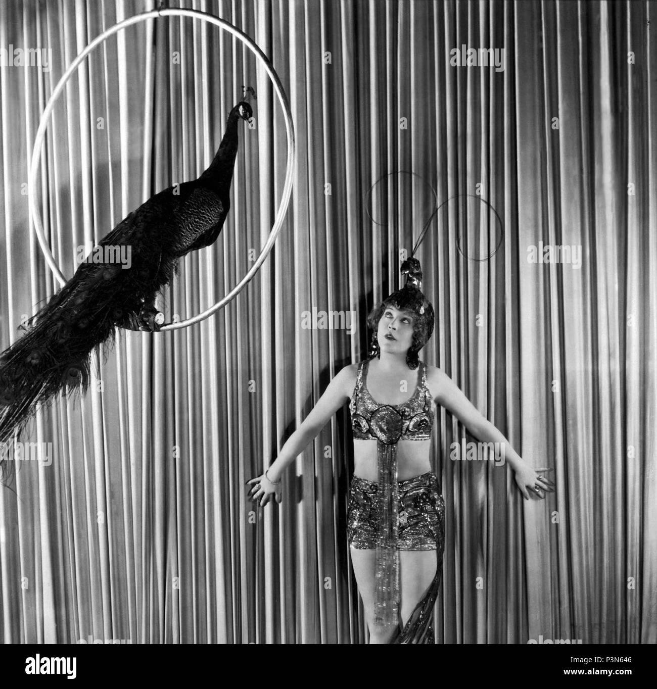 Original Film Titel: Peacock Alley. Englischer Titel: Peacock Alley. Film Regie: Robert Z. LEONARD. Jahr: 1922. Stars: MAE MURRAY. Credit: TIFFANY PRODUKTIONEN/Album Stockfoto