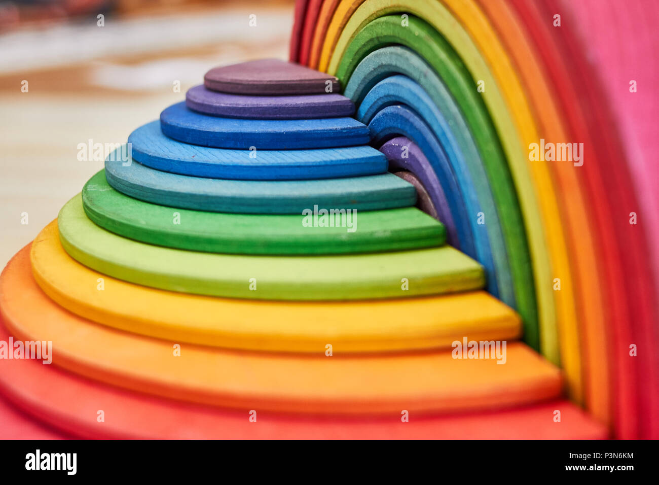 Waldorf Regenbogen und Halbkreis stack woodden Puzzle Stockfoto