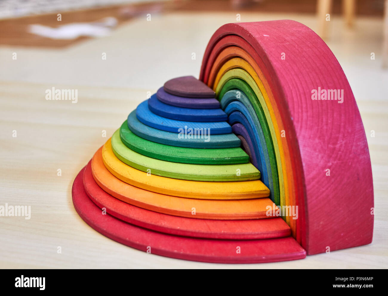 Waldorf Regenbogen und Halbkreis stack woodden Puzzle Stockfoto