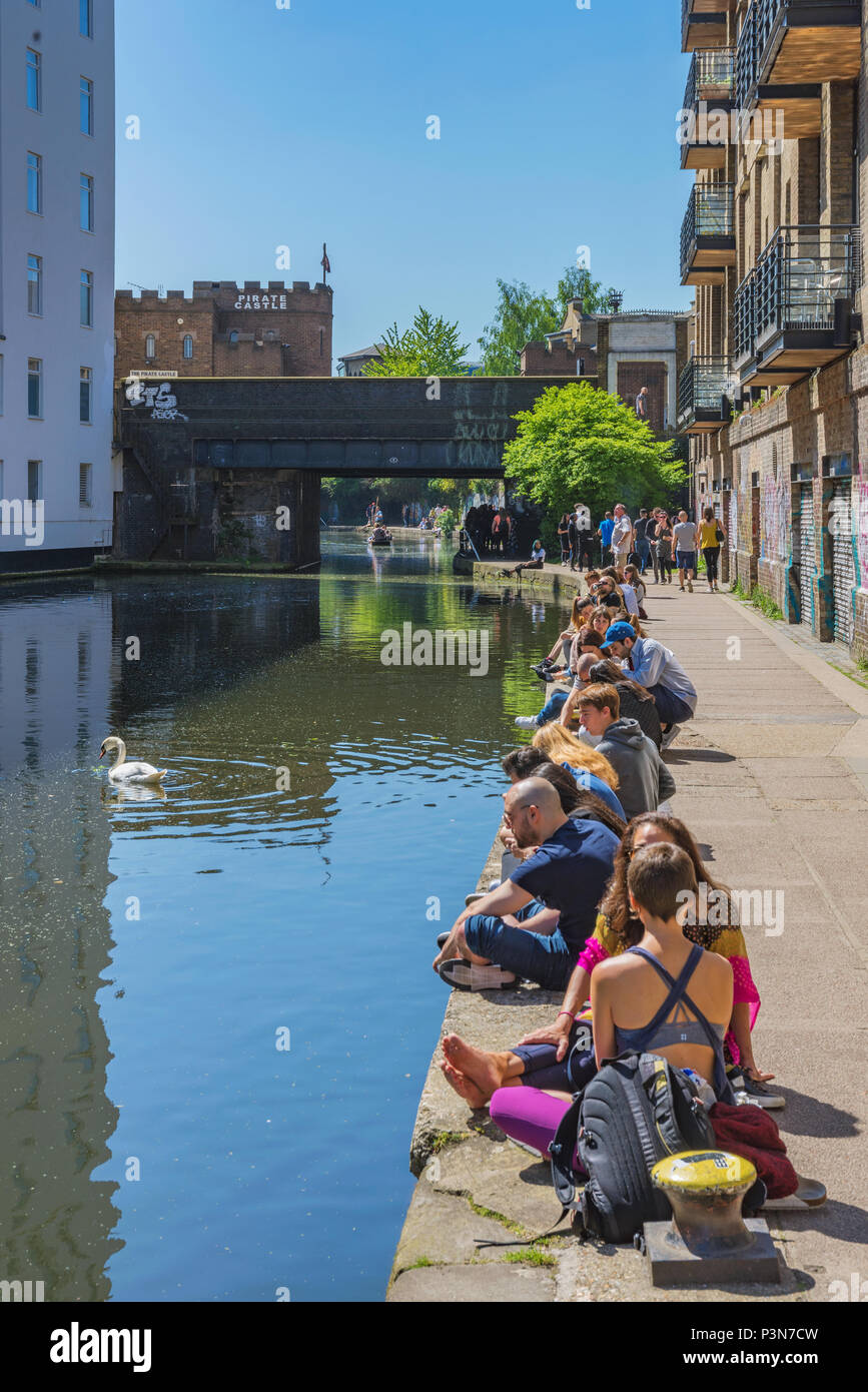 LONDON, GROSSBRITANNIEN - 05.Mai: Leute das Regent's Canal sitzen auf einem heißen Sommer draußen Camden Market am 05 Mai, 2018 in London. Stockfoto