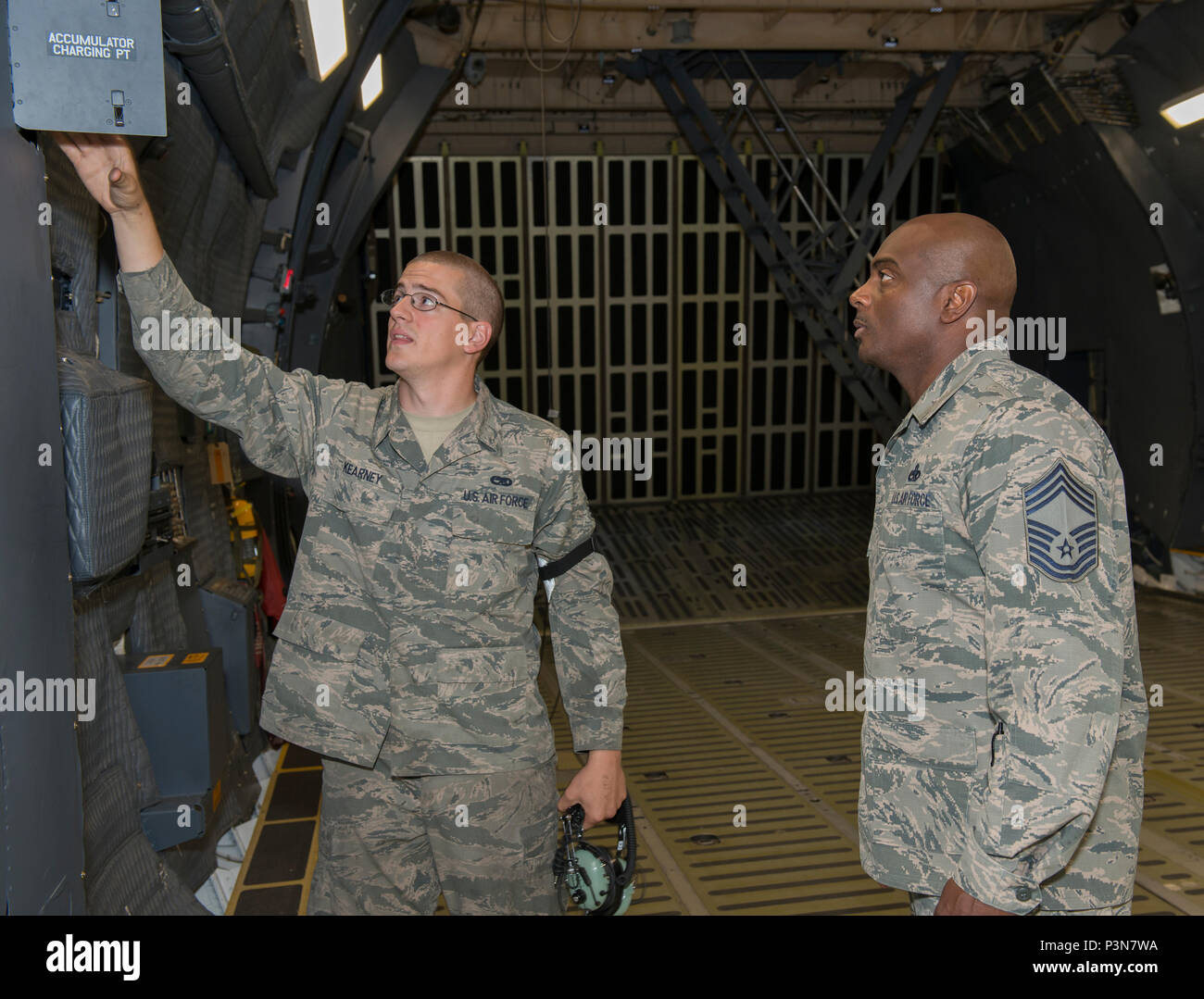 Älterer Flieger John Kearney, 60 Aircraft Maintenance Squadron, verbrachte Zeit mit Chief Master Sgt Rodney Koonce, 60th Air Mobility Wing, interim Befehl Chief, zu seinem Showcase Fähigkeiten als Mannschaft Leiter, 1. Juli 2016, Travis AFB, Calif., als Teil der Werke des Commander mit Flieger Programm. Das Programm soll die Führung zu ermöglichen die Möglichkeit junior zu Schatten Soldaten Flieger und eine Erfahrung aus erster Hand, wie die Flieger, die Aufgaben und Verantwortlichkeiten der gesamten Mission des Flügels beitragen. (U.S. Air Force Foto von Heide Couch/Freigegeben) Stockfoto