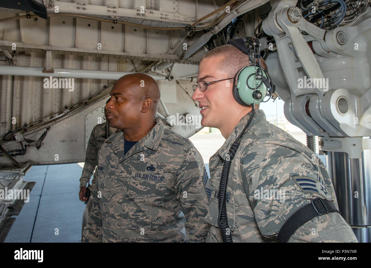 Älterer Flieger John Kearney, 60 Aircraft Maintenance Squadron, verbrachte Zeit mit Chief Master Sgt Rodney Koonce, 60th Air Mobility Wing, interim Befehl Chief, zu seinem Showcase Fähigkeiten als Mannschaft Leiter, 1. Juli 2016, Travis AFB, Calif., als Teil der Werke des Commander mit Flieger Programm. Das Programm soll die Führung zu ermöglichen die Möglichkeit junior zu Schatten Soldaten Flieger und eine Erfahrung aus erster Hand, wie die Flieger, die Aufgaben und Verantwortlichkeiten der gesamten Mission des Flügels beitragen. (U.S. Air Force Foto von Heide Couch/Freigegeben) Stockfoto