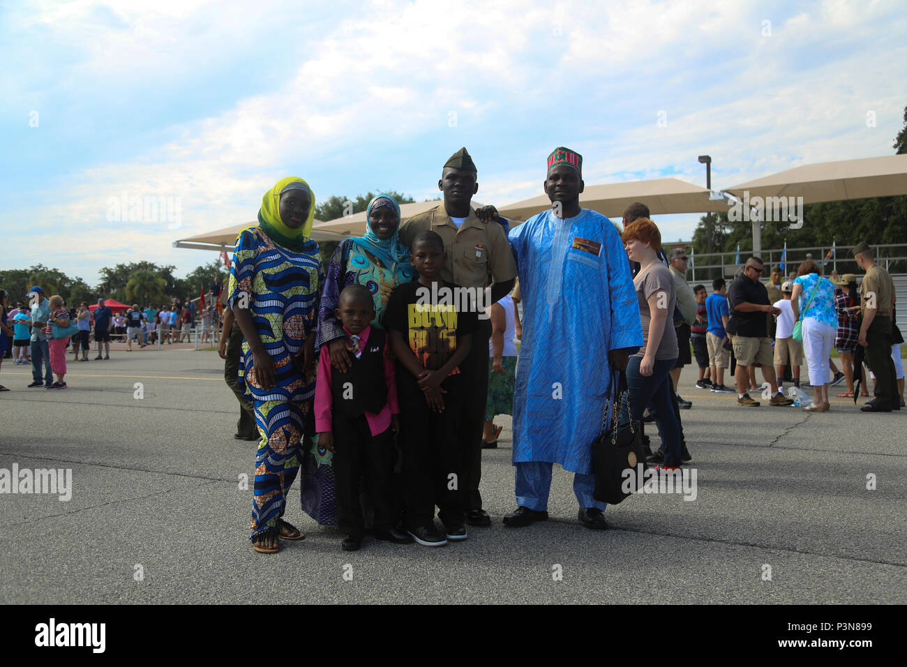 Us Marine Corps Pvt. Bah Alpha mit Lima Company, rekrutieren Training Regiment, Marine Corps Marine Recruit Depot Parris Island (MCRD PI), posiert für ein Foto mit seiner Familie nach einem US Marine Corps Basic Training Graduation Ceremony an Peatross Parade Deck, MCRD PI, S.C., Juli 8, 2016. Alpha graduierte nach 3 Monaten der Marine Corps die Grundausbildung. (U.S. Marine Corps Foto von Lance Cpl. Colby Cooper/freigegeben) Stockfoto