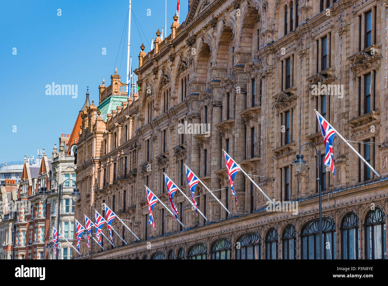 LONDON, GROSSBRITANNIEN - 06.Mai: Traditionelle britische Architektur von Harrods, dem berühmten Kaufhaus in South Kensington am 06.Mai Stockfoto