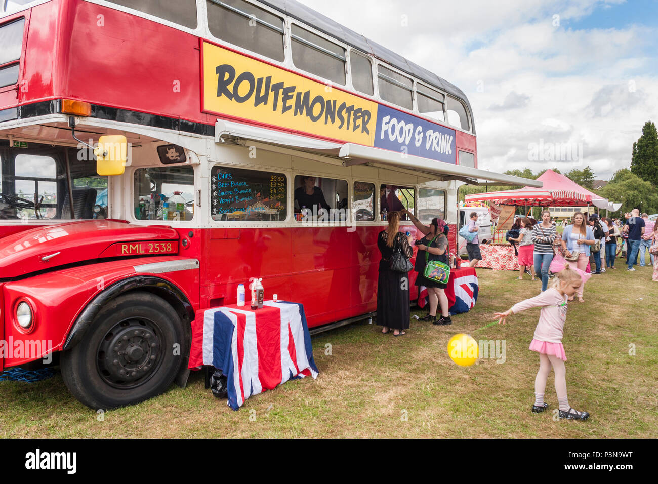 Routemaster Bus als mobiles Essen Van oder Burger Bar an einem englischen Sommer fair benutzt Stockfoto