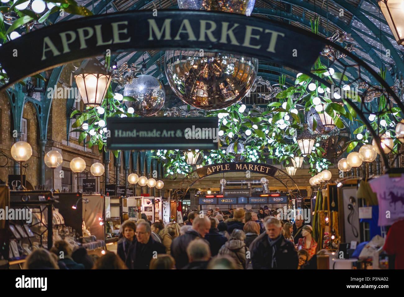 London, UK, November 2017. Ein überfüllter Weihnachten Apple Markt in Covent Garden eingerichtet. Querformat. Stockfoto