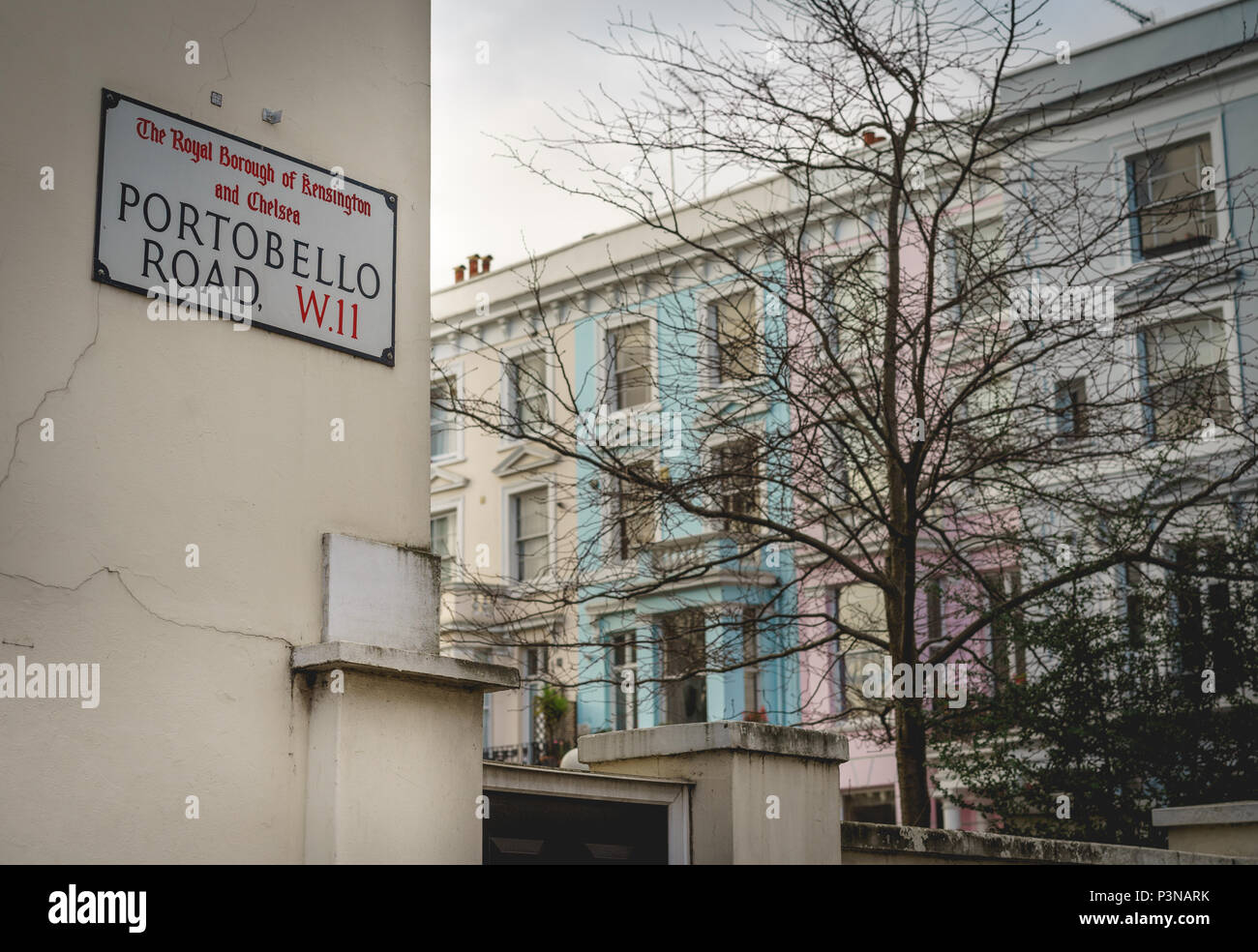 London, UK, Dezember 2017. Portobello Road in Notting Hill. Es beherbergt die größte Antiquitätenmarkt der Welt mit über 1000 Händlern. Stockfoto