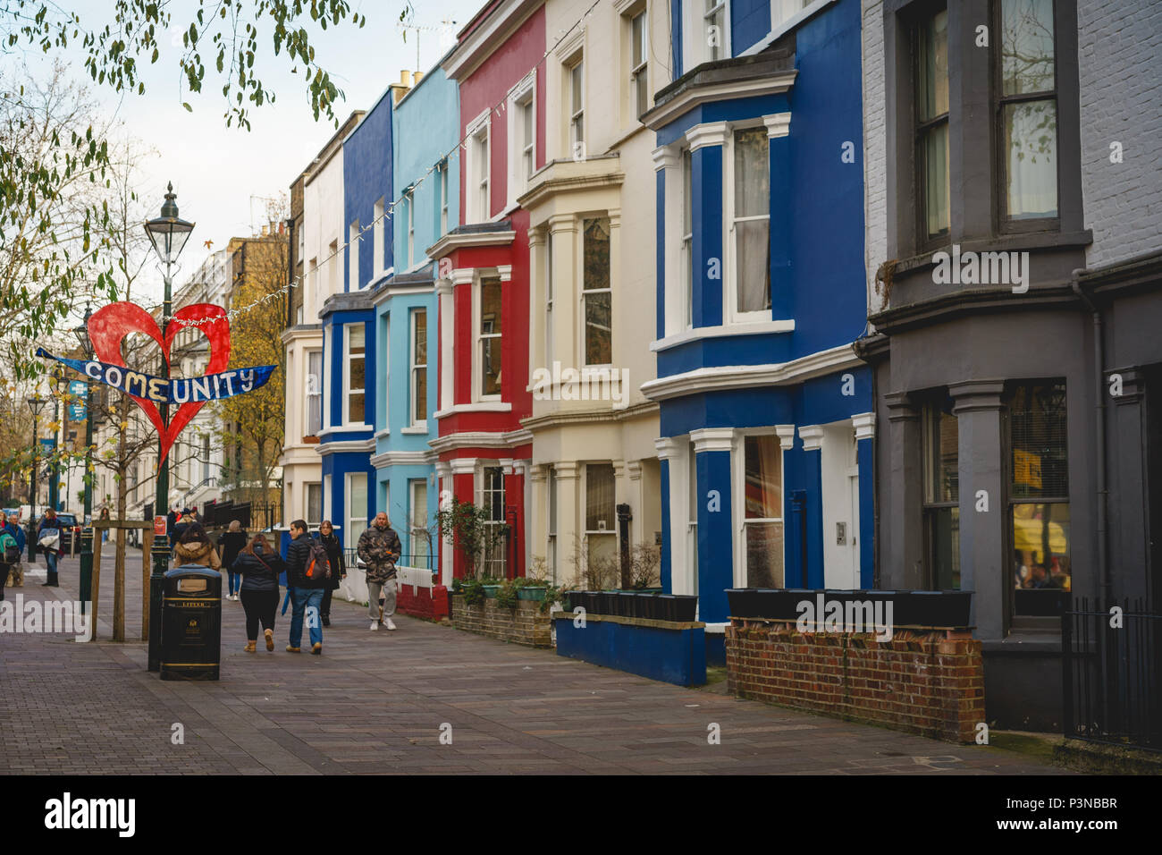 London, UK, Dezember 2017. Typische farbigen Reihenhäusern in der Portobello Road in Notting Hill. Querformat. Stockfoto
