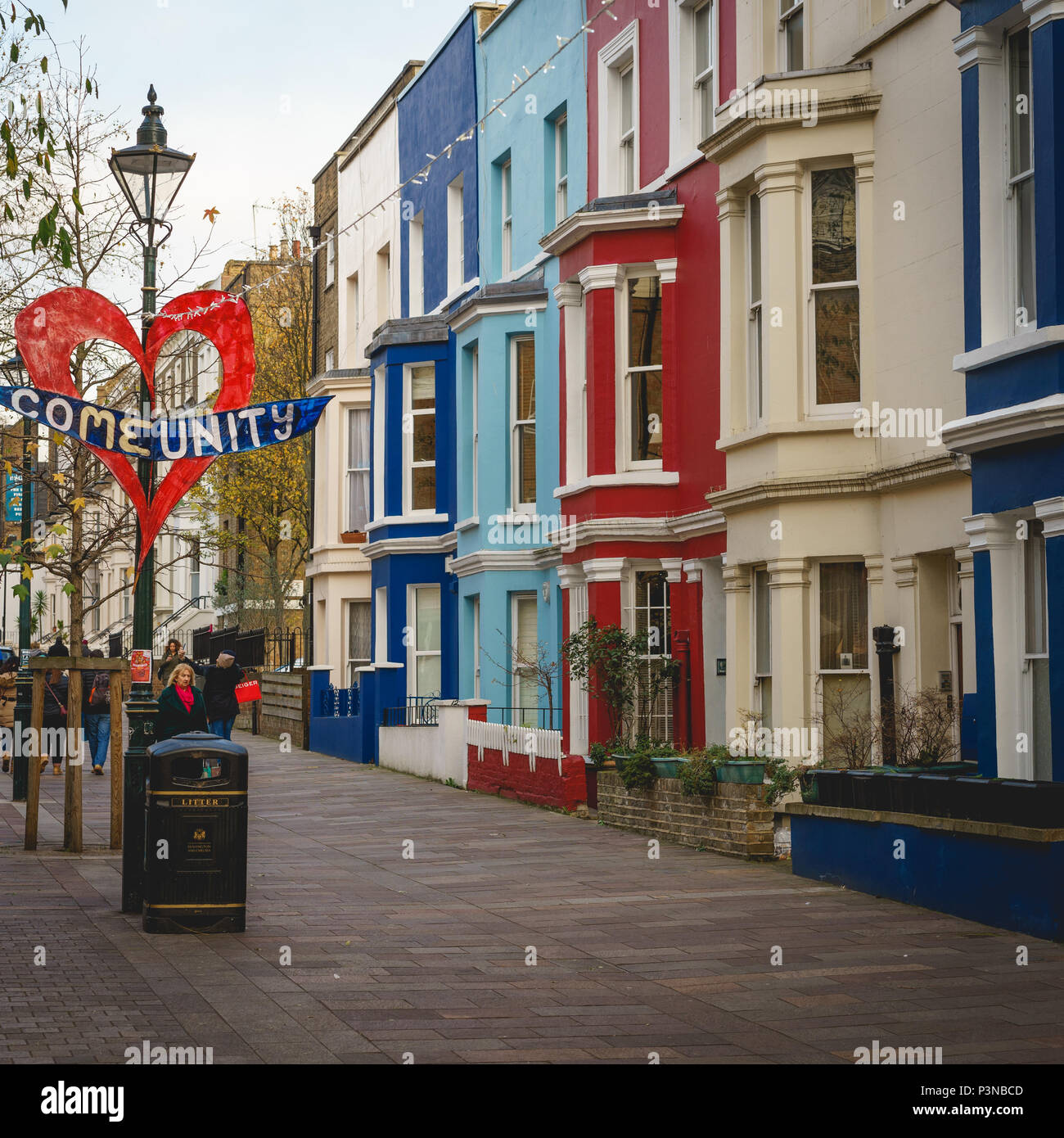 London, UK, Dezember 2017. Typische farbigen Reihenhäusern in der Portobello Road in Notting Hill. Quadratischen Format. Stockfoto