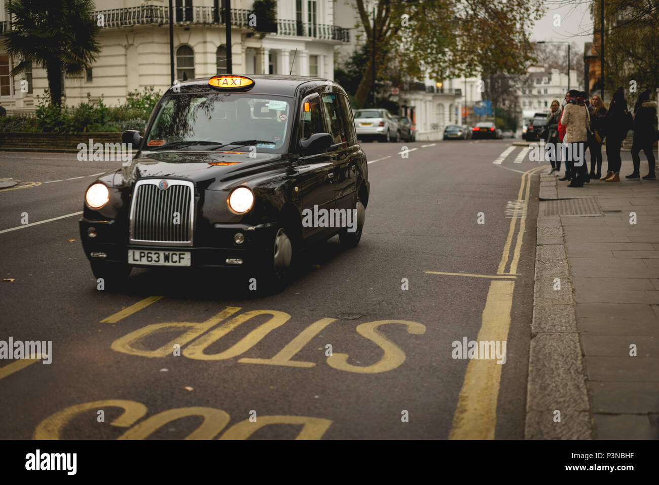 London, UK, Dezember 2017. Ein iconic black cab auf der Straße in der Nähe der Portobello Road in Notting Hill. Stockfoto