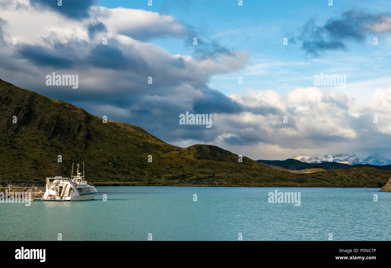 Touristische Katamaran am Pier am Lago Pehoe, Lago Pehoe, Transport zum Torres del Paine Nationalpark wandern, Patagonien, Chile, Südamerika Stockfoto