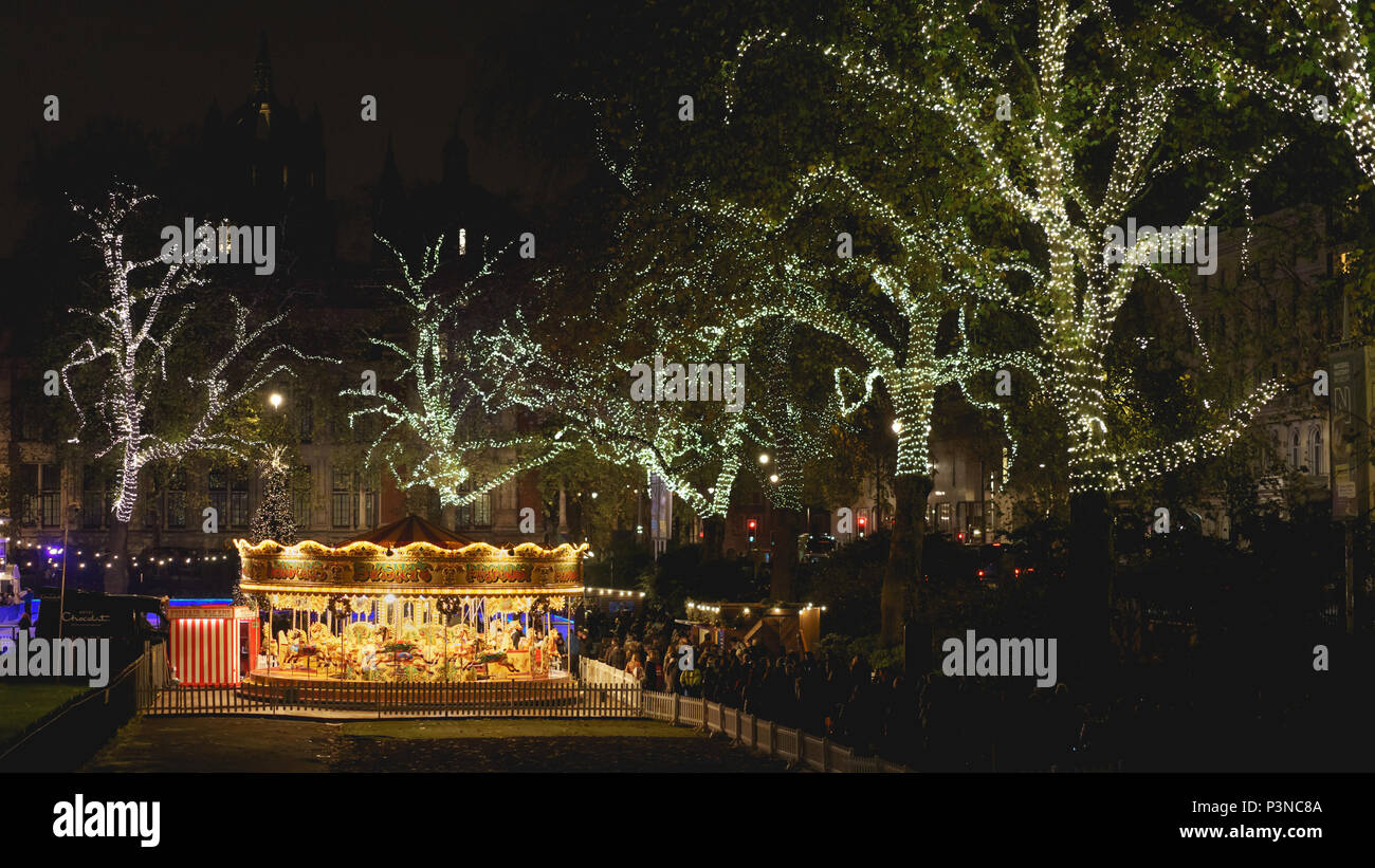 London, UK, Dezember 2017. Ansicht bei Nacht der Eisbahn und das Karussell am National History Museum in London, mit Weihnachtsschmuck. Stockfoto