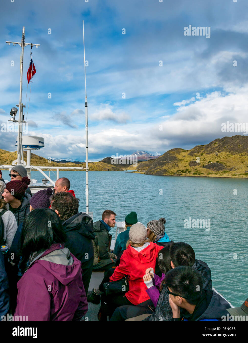 Touristen auf dem Boot am Lago Pehoe, Lago Pehoe, Transport zum Torres del Paine National Park Mountain Wanderwege, Patagonien, Chile, Südamerika Stockfoto