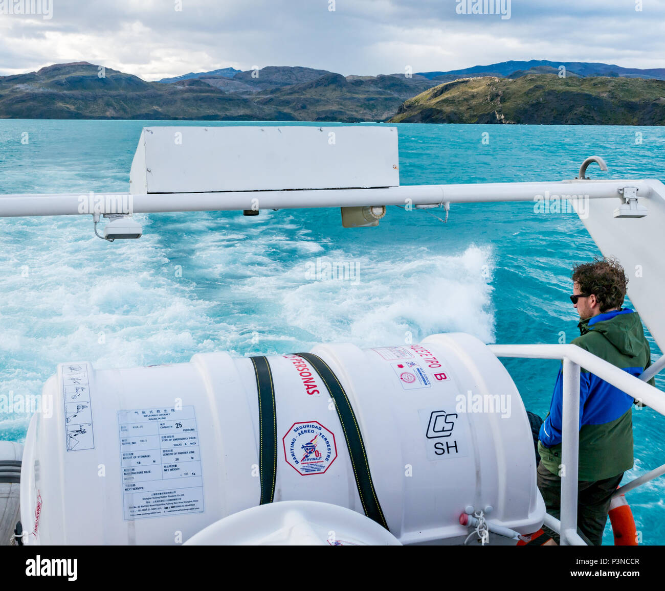 Touristische auf Boot mit Wake on Lago Pehoe, Lago Pehoe, Transport zum Torres del Paine Nationalpark wandern, Patagonien, Chile, Südamerika Stockfoto
