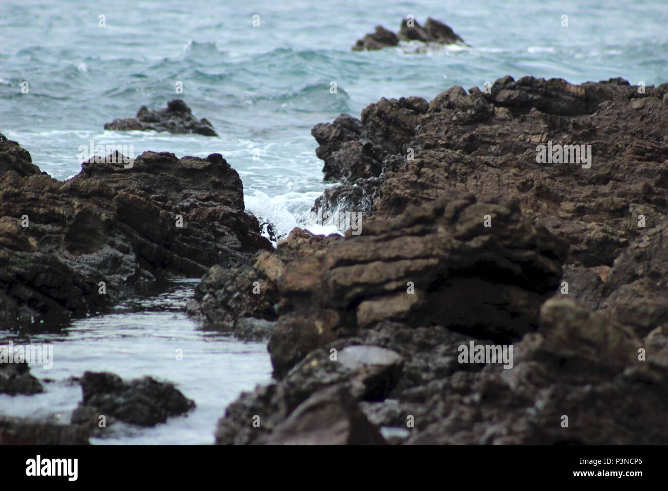 Rauhe Felsen und Berge Gesicht in den Pazifischen Ozean fallen Stockfoto