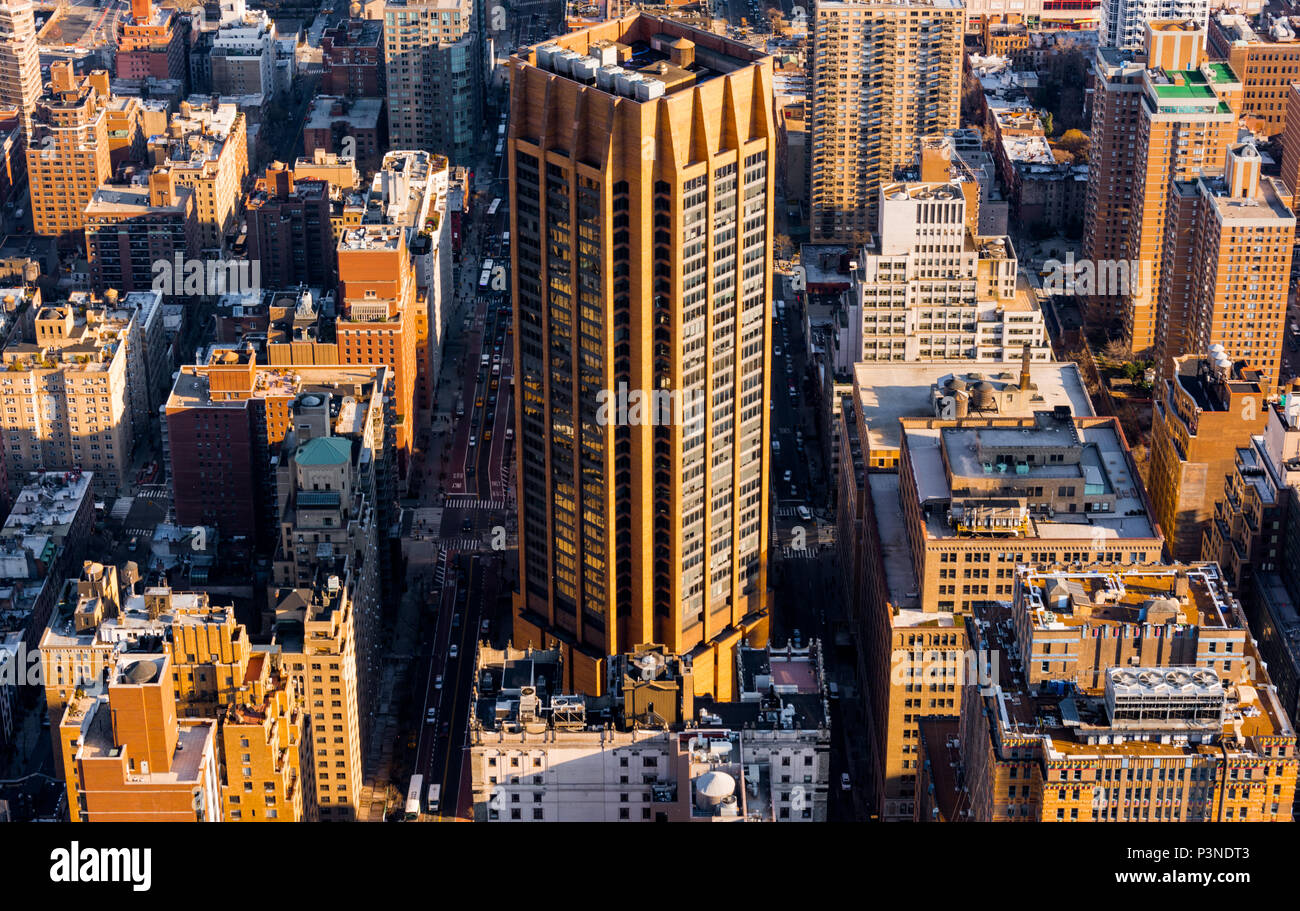 Eine symmetrische Wolkenkratzer in der Mitte von Manhattan. Stockfoto