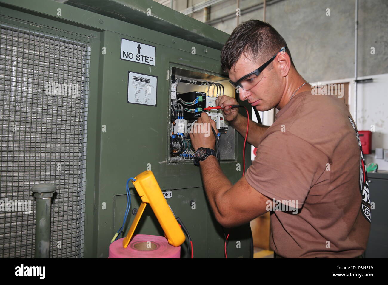 160707-N-ZZ 999-003 Santa Rita, Guam (7. Juli 2016) Bau Elektriker 3. Klasse Devon Cotz, zu Naval Mobile Konstruktion Bataillon 133 Loslösung Guam zugewiesen wird, führt der Kontinuität als Teil der routinemäßigen Wartung auf die Umwelt. (U.S. Marine Foto von Elektroniker 3. Klasse Taylor Wells/Freigegeben) Stockfoto