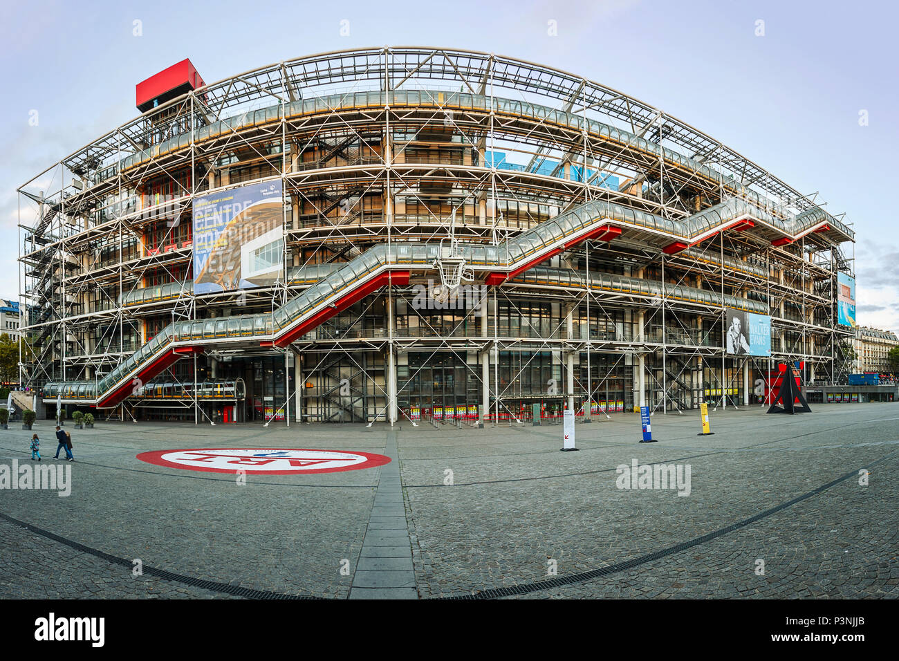 PARIS, Frankreich, 09. AUGUST 2017: Centre Georges Pompidou. Architekten Richard Rogers und Renzo Piano wurde im Stil von High-tech-Architektur. Stockfoto