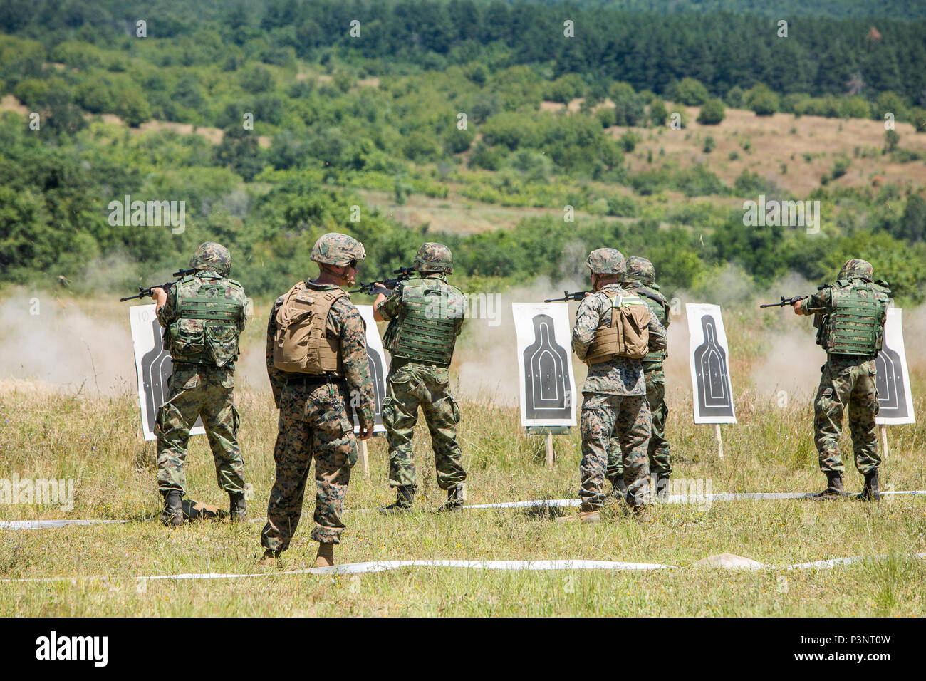 Us Marine Corps 1. Lt Thomas A. weiß, infanterieoffizier mit Schwarzen Meer Drehkraft, unterstützt NATO-Verbündeten während einer Live-Fire für Übung Platin Lion16-4 an Bord Novo Selo, Bulgarien, 13. Juli 2016. Dieser multinationalen Übung vereint acht NATO- und Partnerstaaten für eine Live-fire Übung sollen regionale Verteidigung in Osteuropa zu stärken. (U.S. Marine Corps Foto von Cpl. Kelly L. Straße, 2 D MARDIV COMCAM/Freigegeben) Stockfoto