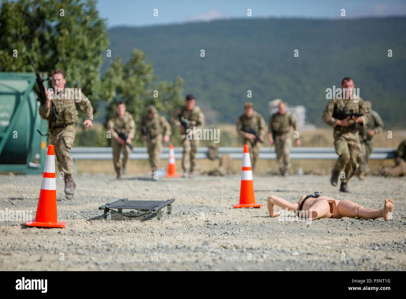 Auf die Sicherheit für eine simulierte Kausalität fokussiert, U.K. Royal Marine Commandos sprint Abdeckung während der Übung Platin Lion16-4 an Bord Novo Selo, Bulgarien, 13. Juli 2016 zur Verfügung zu stellen. Dieser multinationalen Übung vereint acht NATO- und Partnerstaaten für eine Live-fire Übung und Squad Wettbewerbe sollen regionale Verteidigung in Osteuropa zu stärken. (U.S. Marine Corps Foto von Cpl. Kelly L. Straße, 2 D MARDIV COMCAM/Freigegeben) Stockfoto
