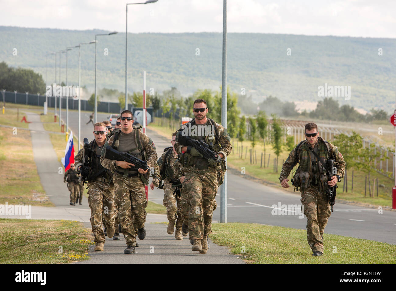 Slowenische Soldaten zu ihrer ersten Station eines endurance Kurs, besteht aus einer Vielzahl von Hindernissen und Herausforderungen während der Übung Platin Lion16-4 an Bord Novo Selo, Bulgarien, 13. Juli 2016. Dieser multinationalen Übung vereint acht NATO- und Partnerstaaten für eine Live-fire Übung und Squad Wettbewerbe sollen regionale Verteidigung in Osteuropa zu stärken. (U.S. Marine Corps Foto von Cpl. Kelly L. Straße, 2 D MARDIV COMCAM/Freigegeben) Stockfoto