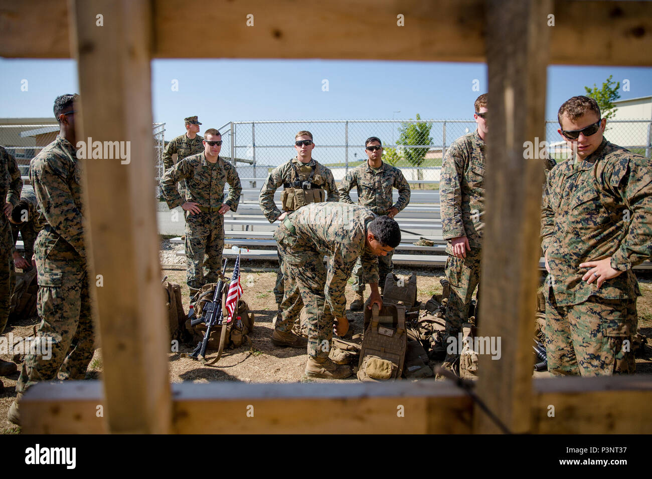 Us-Marines mit Schwarzen Meer Drehkraft bereiten einen Kader endurance Kurs Wettbewerb während der Übung Platin Lion16-4 an Bord Novo Selo, Bulgarien, 14. Juli 2016 zu beginnen. Dieser multinationalen Übung vereint acht NATO- und Partnerstaaten für eine Live-fire Übung sollen regionale Verteidigung in Osteuropa zu stärken. (U.S. Marine Corps Foto von Cpl. Kelly L. Straße, 2 D MARDIV COMCAM/Freigegeben) Stockfoto