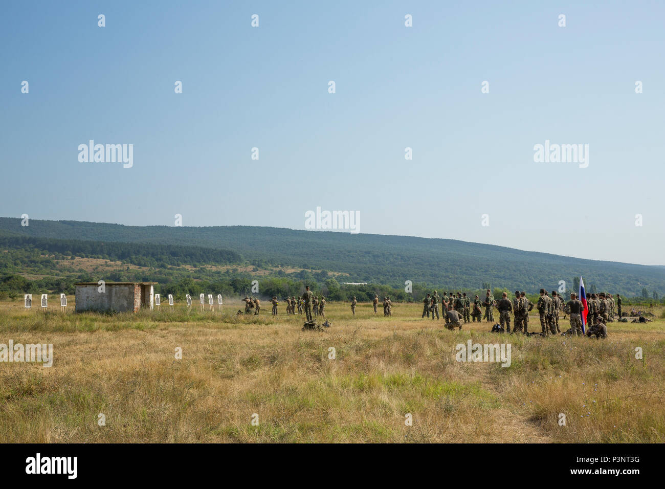 Die NATO-Verbündeten und Partnern die Teilnahme an einem Kurs von Feuer als Teil einer Gruppe Wettbewerb während der Übung Platin Lion16-4 an Bord Novo Selo, Bulgarien, 15. Juli 2016. Dieser multinationalen Übung vereint acht NATO- und Partnerstaaten für eine Live-fire Übung sollen regionale Verteidigung in Osteuropa zu stärken. (U.S. Marine Corps Foto von Cpl. Kelly L. Straße, 2 D MARDIV COMCAM/Freigegeben) Stockfoto
