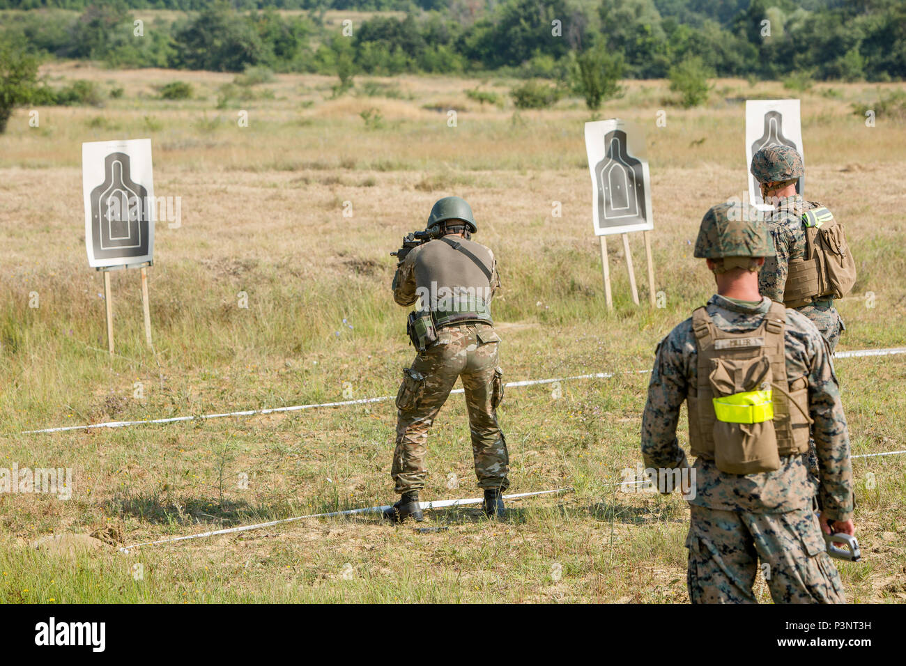 Die NATO-Verbündeten und Partnern die Teilnahme an einem Kurs von Feuer als Teil einer Gruppe Wettbewerb während der Übung Platin Lion16-4 an Bord Novo Selo, Bulgarien, 15. Juli 2016. Dieser multinationalen Übung vereint acht NATO- und Partnerstaaten für eine Live-fire Übung sollen regionale Verteidigung in Osteuropa zu stärken. (U.S. Marine Corps Foto von Cpl. Kelly L. Straße, 2 D MARDIV COMCAM/Freigegeben) Stockfoto