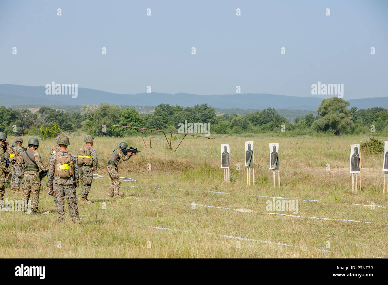 Die NATO-Verbündeten und Partnern die Teilnahme an einem Kurs von Feuer als Teil einer Gruppe Wettbewerb während der Übung Platin Lion16-4 an Bord Novo Selo, Bulgarien, 15. Juli 2016. Dieser multinationalen Übung vereint acht NATO- und Partnerstaaten für eine Live-fire Übung sollen regionale Verteidigung in Osteuropa zu stärken. (U.S. Marine Corps Foto von Cpl. Kelly L. Straße, 2 D MARDIV COMCAM/Freigegeben) Stockfoto