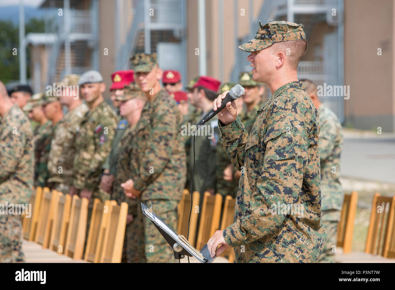 U.S. Navy LT Saul L. Burleson, Kaplan mit Schwarzen Meer Drehkraft, liefert der Aufruf bei der Abschlussfeier für Übung Platin Lion16-4 an Bord Novo Selo, Bulgarien, 16. Juli 2016. Dieser multinationalen Übung vereint acht NATO- und Partnerstaaten für eine Live-fire Übung sollen regionale Verteidigung in Osteuropa zu stärken. (U.S. Marine Corps Foto von Cpl. Kelly L. Straße, 2 D MARDIV COMCAM/Freigegeben) Stockfoto
