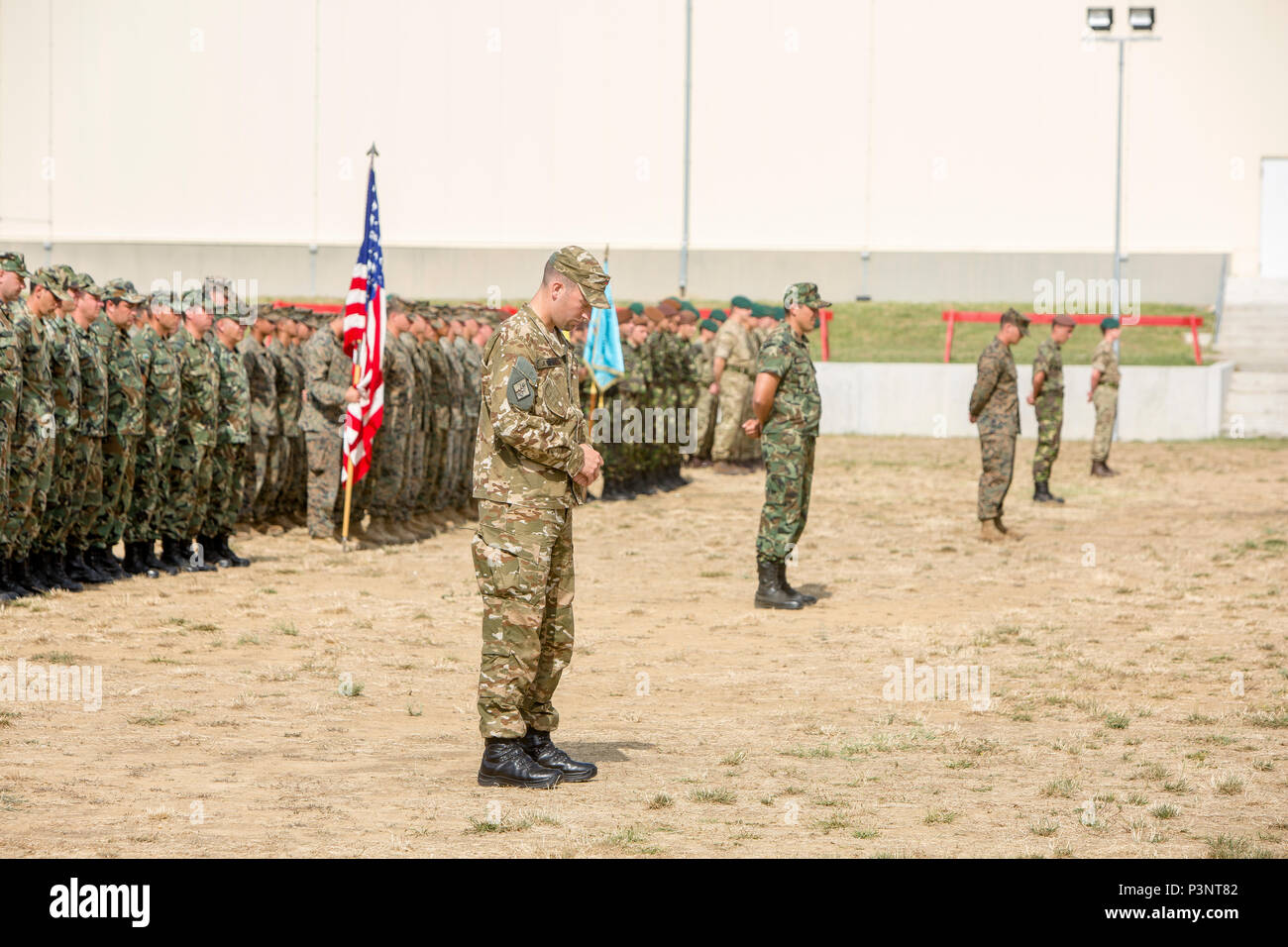 Die NATO-Verbündeten und Partnern Bogen ihre Köpfe in einem Moment der Stille für die Opfer und die Familien in den Terroranschlag in Nizza, Frankreich bei der Abschlussfeier der Übung Platin Lion16-4 an Bord Novo Selo, Bulgarien, 16. Juli 2016 betroffen. Dieser multinationalen Übung vereint acht NATO- und Partnerstaaten für eine Live-fire Übung sollen regionale Verteidigung in Osteuropa zu stärken. (U.S. Marine Corps Foto von Cpl. Kelly L. Straße, 2 D MARDIV COMCAM/Freigegeben) Stockfoto
