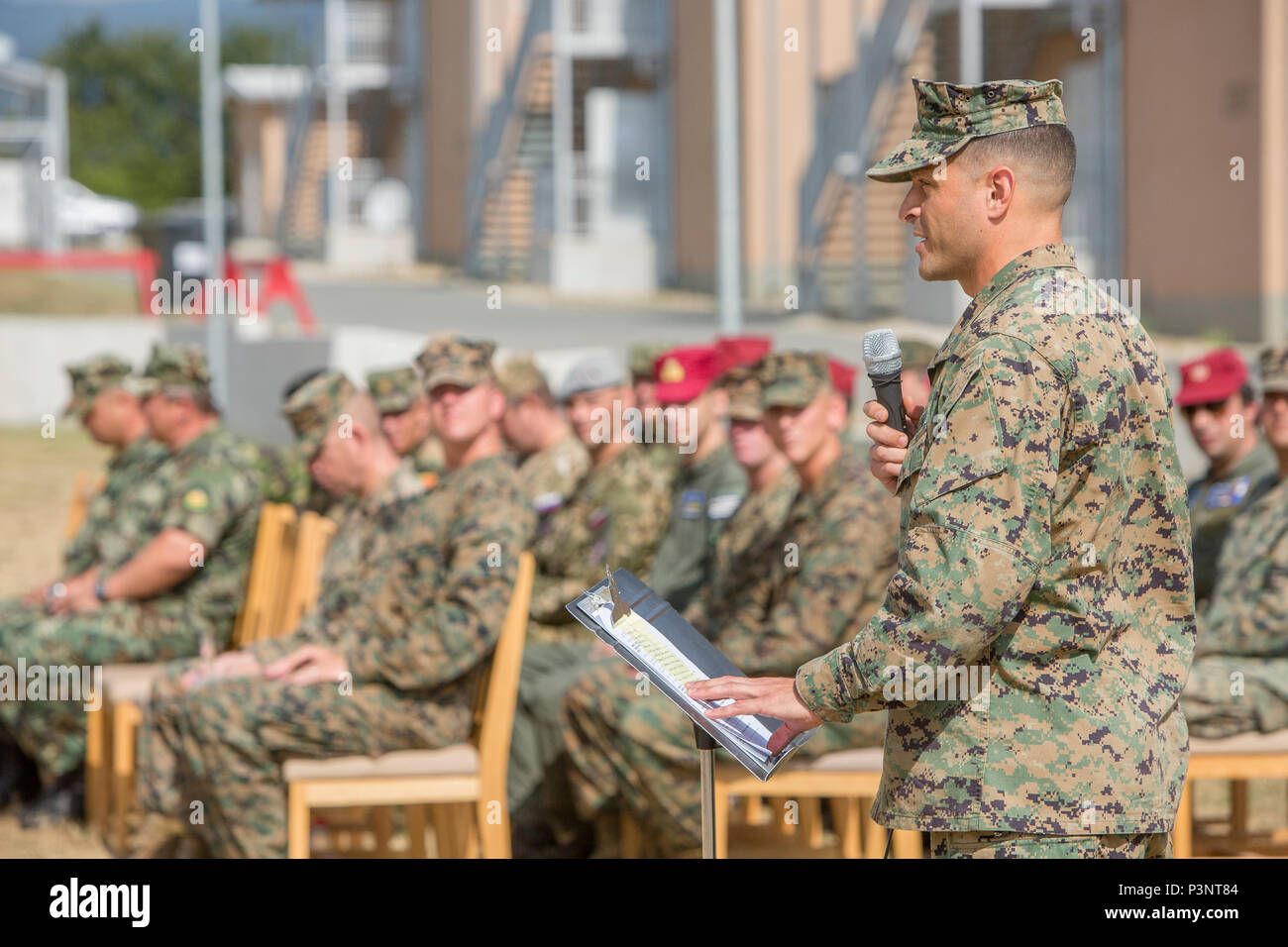 Us Marine Corps Oberstleutnant Justin J. Ansel jr., der kommandierende Offizier des Schwarzen Meeres Drehkraft, gratuliert den NATO- und Partnerstaaten auf ihre harte Arbeit und ihre Fähigkeit, die nahtlos miteinander zu trainieren, bei der Abschlussfeier der Übung Platin Lion16-4 an Bord Novo Selo, Bulgarien, 16. Juli 2016. Dieser multinationalen Übung vereint acht NATO- und Partnerstaaten für eine Live-fire Übung sollen regionale Verteidigung in Osteuropa zu stärken. (U.S. Marine Corps Foto von Cpl. Kelly L. Straße, 2 D MARDIV COMCAM/Freigegeben) Stockfoto