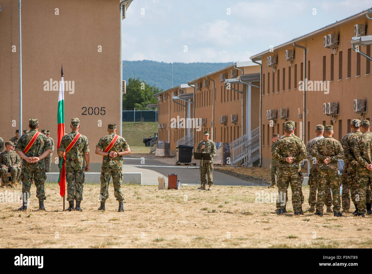 Us Marine Corps Oberstleutnant Justin J. Ansel jr., der kommandierende Offizier des Schwarzen Meeres Drehkraft, gibt seine Bemerkungen bei der Abschlussfeier der Übung Platin Lion16-4 an Bord Novo Selo, Bulgarien, 16. Juli 2016. Dieser multinationalen Übung vereint acht NATO- und Partnerstaaten für eine Live-fire Übung sollen regionale Verteidigung in Osteuropa zu stärken. (U.S. Marine Corps Foto von Cpl. Kelly L. Straße, 2 D MARDIV COMCAM/Freigegeben) Stockfoto