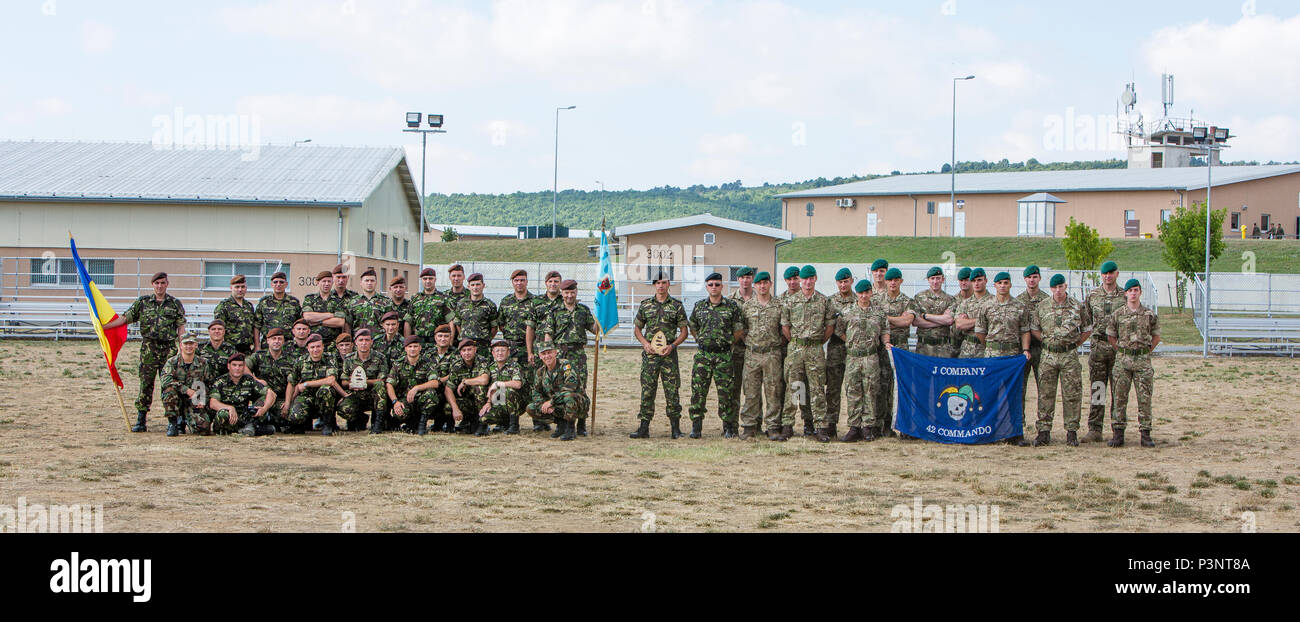 Gewinner der Kader endurance Kurs zusammen kommen, bevor die Streuung in ganz Europa während der Übung Platin Lion 16-4, Novo Selo, Bulgarien, 16. Juli 2016. Zunächst war der Royal Marines, den zweiten Platz der rumänischen Armee und den dritten Platz der Rumänischen Marine Marines. Dieser multinationalen Übung vereint acht NATO- und Partnerstaaten für eine Live-fire Übung sollen regionale Verteidigung in Osteuropa zu stärken. (U.S. Marine Corps Panorama von Cpl. Kelly L. Straße, 2 D MARDIV COMCAM/Freigegeben) Stockfoto