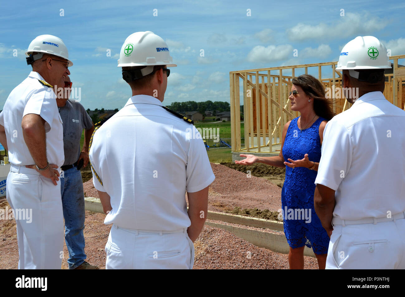 160719-N-WR 119-113 Sioux Falls, S.D. (19 Juli 2016) hinten Adm. Bret Muilenburg, Commander, Marine Engineering Befehl, (links) hört sich eine lokale Reporter, wie Lebensraum für die Menschheit in den Sioux Gebiet und unterstützt dadurch die Menschen vor Ort mit ihren Wohnungen brauchen. Von der Marine von Community Outreach (NAVCO), Marine Wochen gefördert werden eine Woche lang Zeitplan der Gemeinschaft übertreffen Engagements, dass die Amerikaner mit ihrer Marine anschließen, indem Navy Sailors, Ausrüstung und zeigt auf etwa 16 amerikanischen Städten, die nicht eine bedeutende Marine Gegenwart genießen. (U.S. Marine Foto von Masse Commun Stockfoto