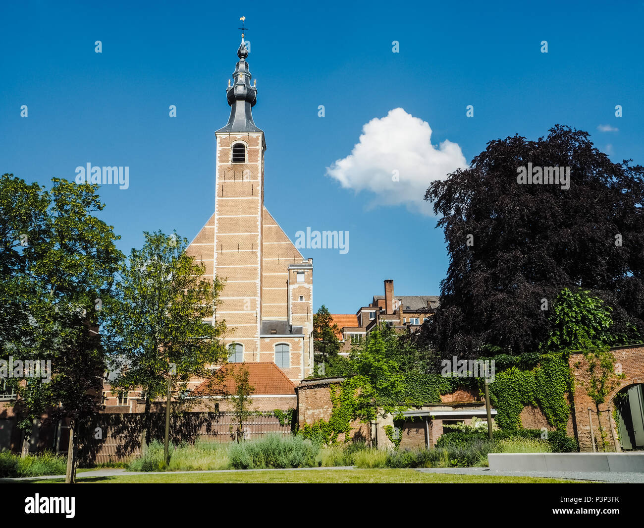 Versteckte Sinte Mettetuin und die Rückseite der Dame von Leliendaal Kirche im 17. Jahrhundert im Zentrum von Mechelen, Belgien gebaut Stockfoto