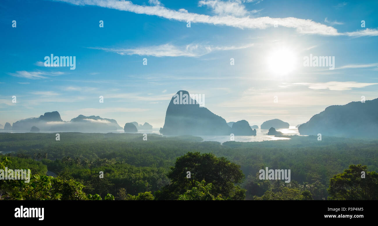 Panorama Blick auf das Meer und die Berge in Morgen goldene Stunde Zeit, Art Scene, Khao Samed Nang Chee Viewpoint, Phang Nga, Thailand Stockfoto