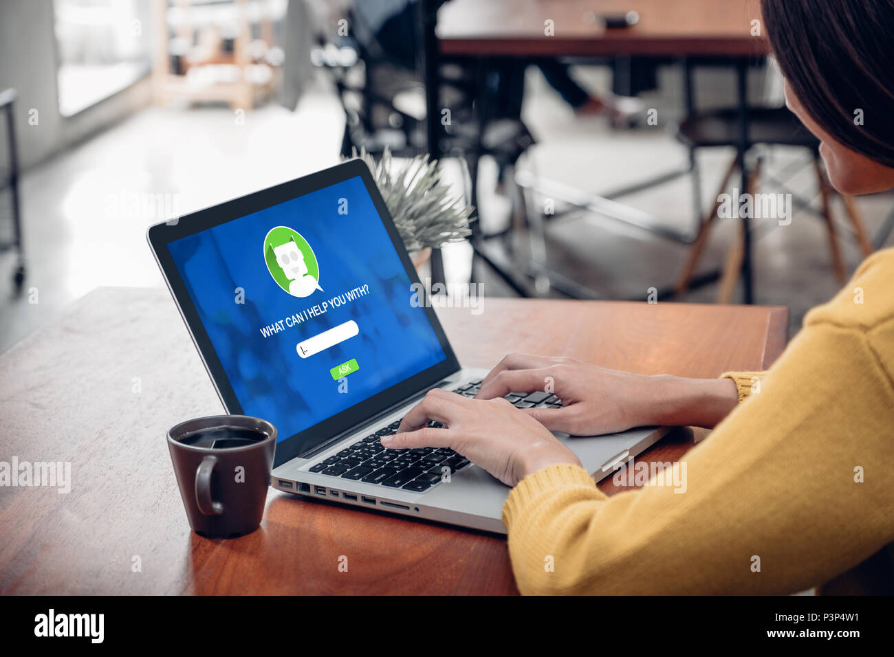 Asien Frau fragen bot Funktion in app Chat auf Laptop Bildschirm Suche nach Customer Support Online shopping Shop mit Apps, Digital Marketing Konzept, kün Stockfoto