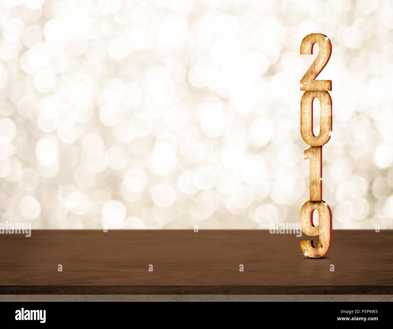 Frohes Neues Jahr 2019 gold glänzend mit funkelnder Stern am dunklen braunen Tisch mit Gold bokeh Wand, Urlaub festliche Feier Konzept. Kopieren Sie Raum für Mail-abruf Stockfoto