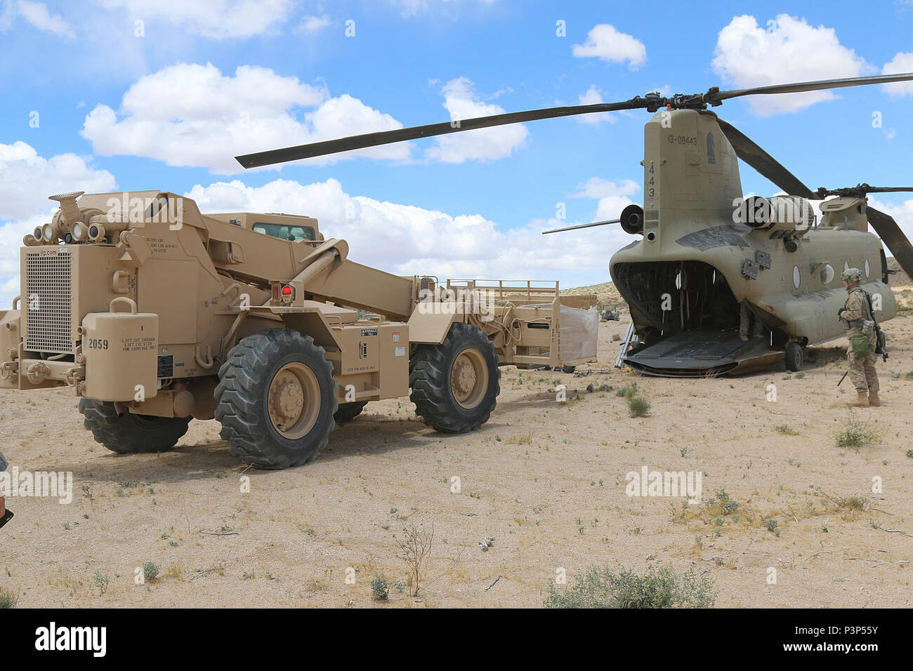 Kapitän Robert Randol, eine Kommunikation mit der 1034Th Combat Sustainment Support Bataillons, Iowa Army National Guard, überwacht als Stapler verwendet, Nahrungsmittel auf ein CH-47 Chinook Hubschrauber in Fort Irwin, Kalifornien, am 8. Mai 2017 zu laden. Der 1034Th verwendet die Chinook Essen an die 3-6 Reiterregiment zum Transport von Fort Bliss, Texas, zur Unterstützung ihrer Mission im National Training Center. Stockfoto