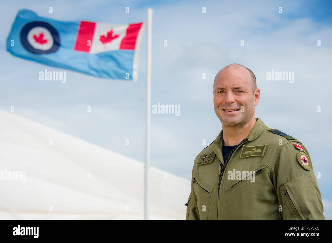 Oberst Darcy Molstad ist der Kommandant der 3 Flügel und Canadian Forces Base Bagotville. Er hat einen kanadischen Streitkräften Mitglied seit mehr als 20 Jahren derzeit auf Ausübung des Pacific Rim 2016 als Kommandeur der Task Force eingesetzt. "Ich habe beschlossen, in Klasse 11 wollte ich eine F-18 Pilot werden. Es kann zufällig mit der Veröffentlichung von 'Top Gun' in den 80er Jahren gewesen, aber ich wollte ein Fighter Pilot zu werden, weil es wie ein Job, der sehr körperlich, aber auch geistig gleichzeitig herausfordernd sah", sagte Molstad. "Ich war ein Athlet, Ich denke gerne, dass ich manchmal immer noch bin, aber ich bin nicht Stockfoto