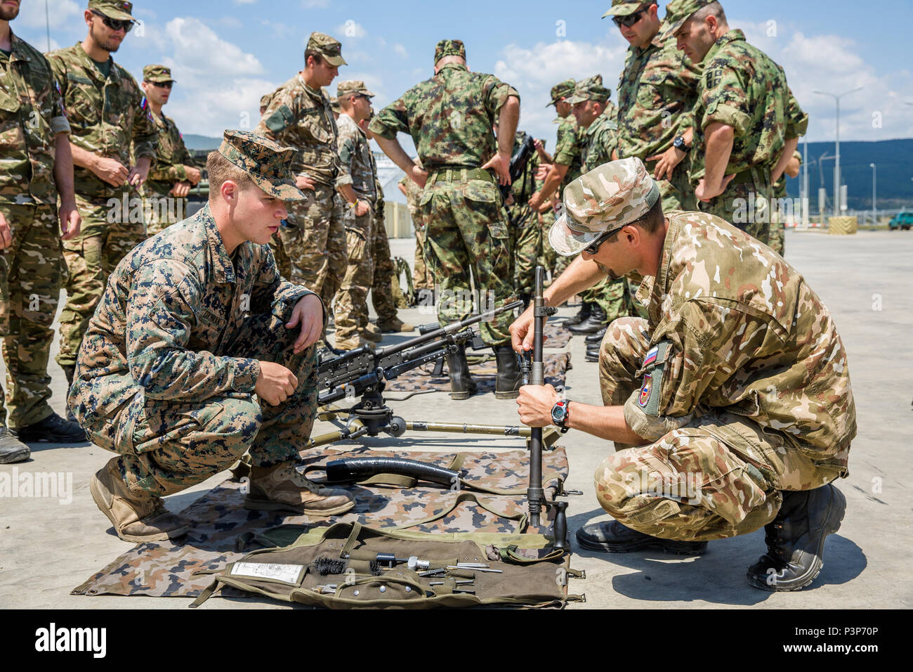 Ein slowenischer Soldat zeigt US Marine Corps Lance Cpl. Henry D. Cochran, eine Maschine gunner mit Schwarzen Meer Drehkraft, die Komponenten eines slowenischen Gewehr während der Übung Platin Lion16-4 an Bord Novo Selo, Bulgarien, 11. Juli 2016. Dieser multinationalen Übung vereint acht NATO- und Partnerstaaten für eine Live-fire Übung sollen regionale Verteidigung in Osteuropa zu stärken. (U.S. Marine Corps Foto von Cpl. Kelly L. Straße, 2 D MARDIV COMCAM/Freigegeben) Stockfoto