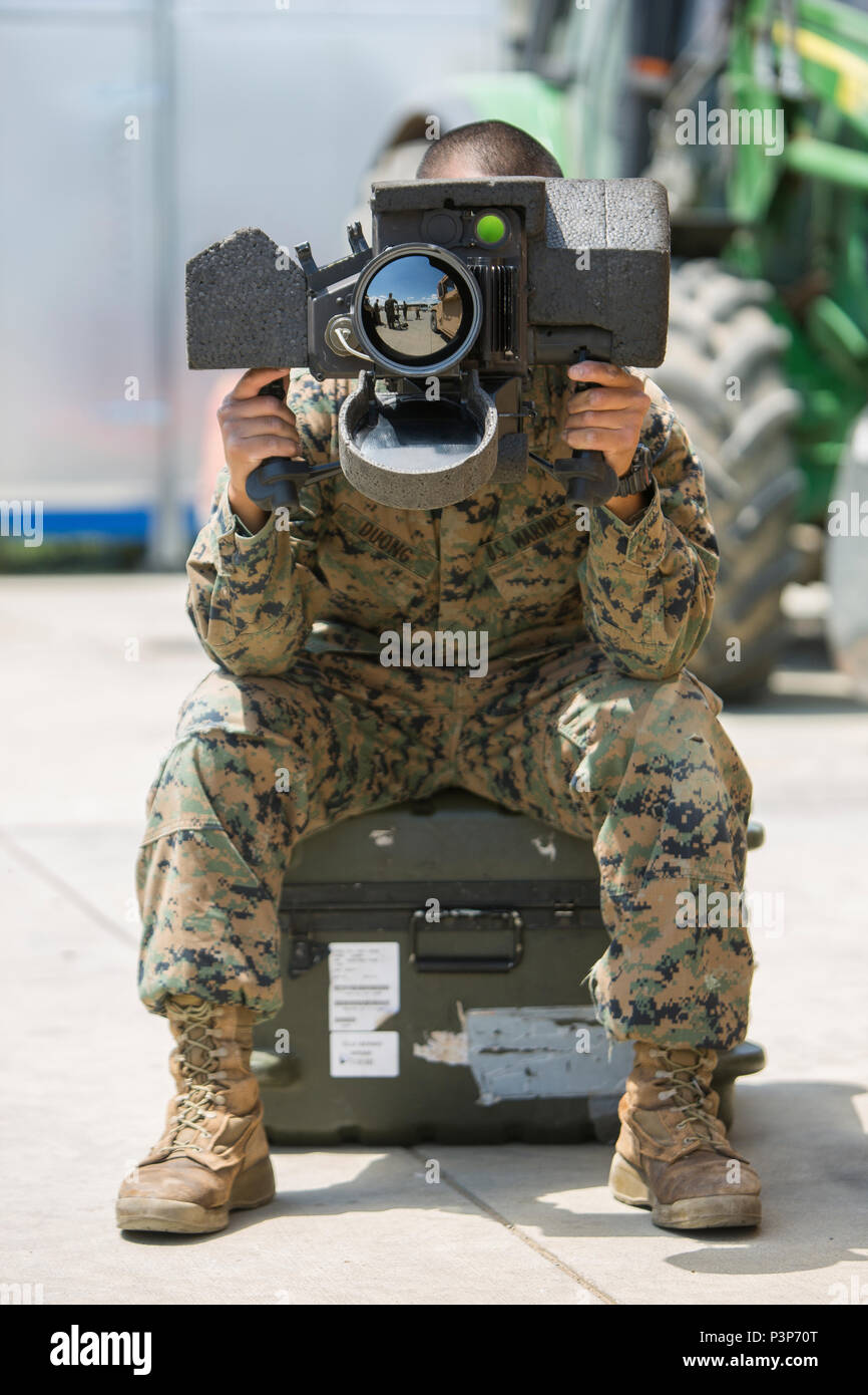 Us Marine Corps Lance Cpl. Steiny C. Duong, ein Gunner mit Schwarzen Meer Drehkraft, führt eine Prüfung auf eine M98 A2 Javelin Waffensystem Übung Platin Lion16-4 an Bord Novo Selo, Bulgarien, 11. Juli 2016. Dieser multinationalen Übung vereint acht NATO- und Partnerstaaten für eine Live-fire Übung sollen regionale Verteidigung zu stärken. (U.S. Marine Corps Foto von Cpl. Kelly L. Straße, 2 D MARDIV COMCAM/Freigegeben) Stockfoto