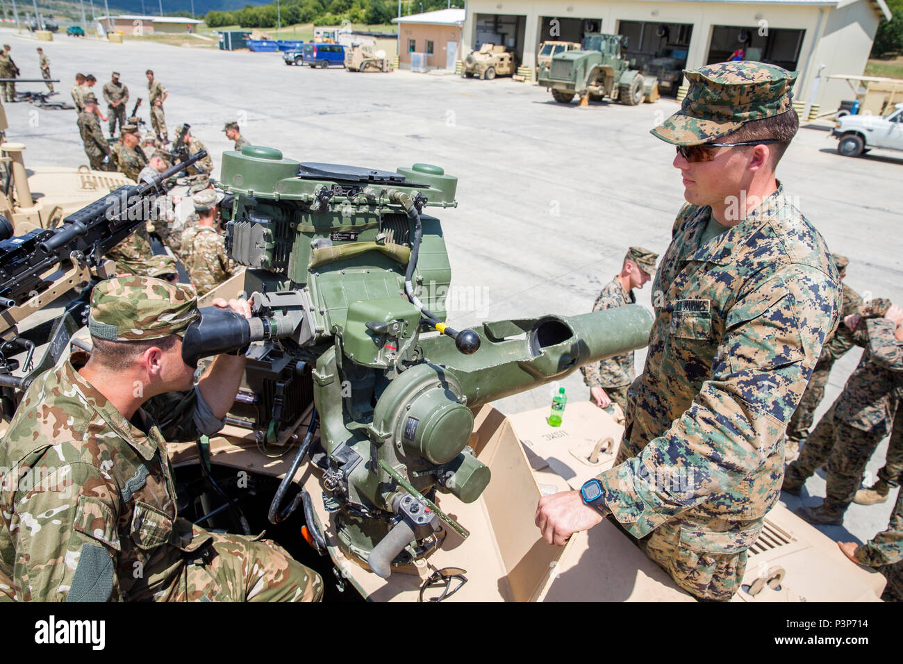 Us Marine Corps Sgt. Cody N. Dettlaff, ein panzerabwehr missileman, zeigt eine slowenische Soldaten einen M41 A4 Sabre missile System während der Übung Platin Lion16-4 an Bord Novo Selo, Bulgarien, 11. Juli 2016. Dieser multinationalen Übung vereint acht NATO- und Partnerstaaten für eine Live-fire Übung sollen regionale Verteidigung zu stärken. (U.S. Marine Corps Foto von Cpl. Kelly L. Straße, 2 D MARDIV COMCAM/Freigegeben) Stockfoto