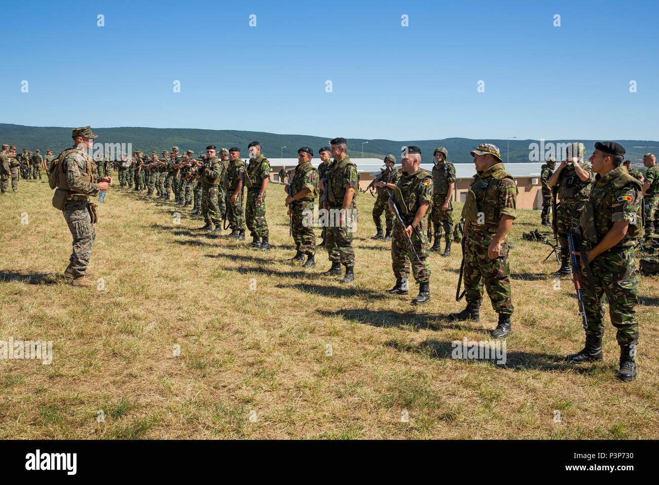 Über 600 Soldaten Praxis Schussübungen während der Übung Platin Lion16-4 an Bord Novo Selo, Bulgarien, 11. Juli 2016. Dieser multinationalen Übung vereint acht NATO- und Partnerstaaten für eine Live-fire Übung sollen regionale Verteidigung in Osteuropa zu stärken. (U.S. Marine Corps Foto von Cpl. Kelly L. Straße, 2 D MARDIV COMCAM/Freigegeben) Stockfoto