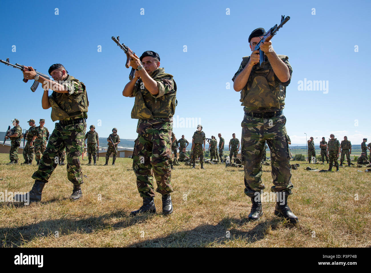 Rumänische Marines scannen, suchen und für Bedrohungen beurteilen nach der Ausführung einer Geschwindigkeit laden Bohren während der Übung Platin Lion16-4 an Bord Novo Selo, Bulgarien, 12. Juli 2016. Dieser multinationalen Übung vereint acht NATO- und Partnerstaaten für eine Live-fire Übung sollen regionale Verteidigung in Osteuropa zu stärken. (U.S. Marine Corps Foto von Cpl. Kelly L. Straße, 2 D MARDIV COMCAM/Freigegeben) Stockfoto