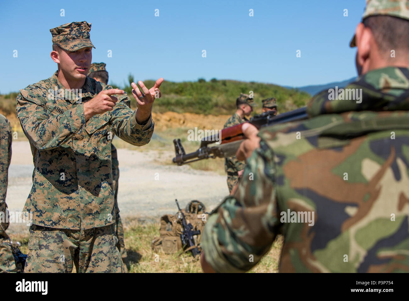 Us Marine Corps Sgt. Caleb R. Kinnaird, einem truppführer mit Schwarzen Meer Drehkraft, bietet Unterstützung für einen bulgarischen Soldaten über, wie man richtig suchen, Scannen und Bewerten nach einer Geschwindigkeit laden Bohren während der Übung Platin Lion16-4 an Bord Novo Selo, Bulgarien, 12. Juli 2016. Dieser multinationalen Übung vereint acht NATO- und Partnerstaaten für eine Live-fire Übung sollen regionale Verteidigung in Osteuropa zu stärken. (U.S. Marine Corps Foto von Cpl. Kelly L. Straße, 2 D MARDIV COMCAM/Freigegeben) Stockfoto