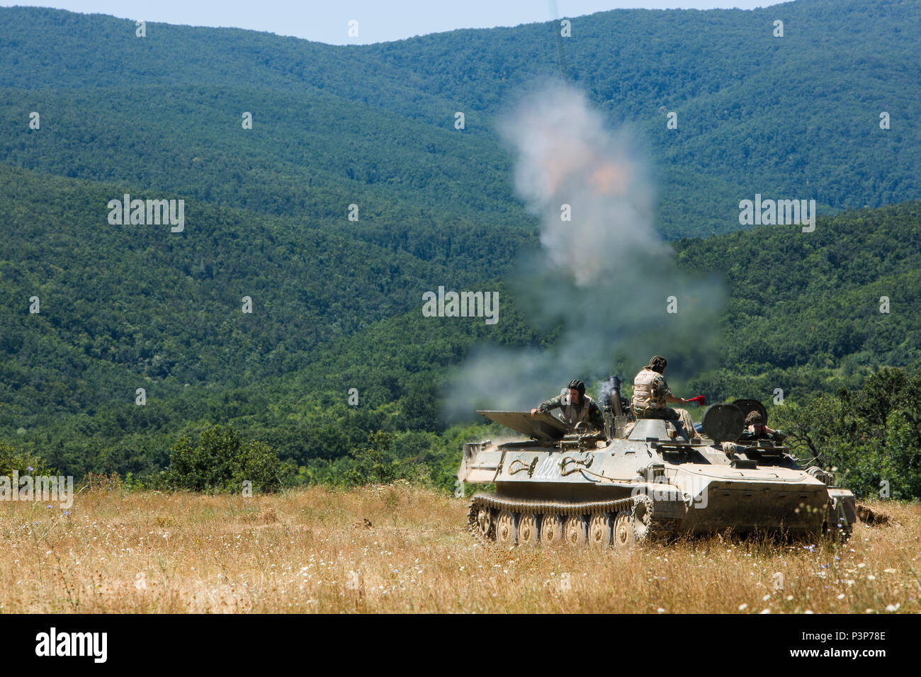 Bulgarische Kräfte Feuer von einem mobilen Mörtel Plattform in einer BMP-23 Schützenpanzer während der Übung Platin Lion16-4 an Bord Novo Selo, Bulgarien, 13. Juli 2016. Dieser multinationalen Übung vereint acht NATO- und Partnerstaaten für eine Live-fire Übung sollen regionale Verteidigung in Osteuropa zu stärken. (U.S. Marine Corps Foto von Cpl. Kelly L. Straße, 2 D MARDIV COMCAM/Freigegeben) Stockfoto